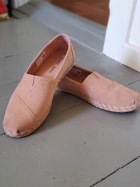 TOMS Flats